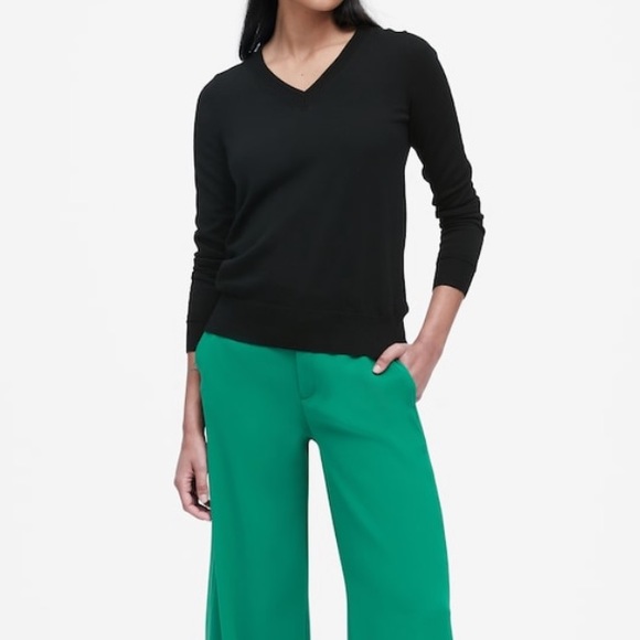 Banana Republic Navy Blue V-neck Merino Wool Sweater size XS - Picture 2 of 6